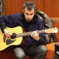 Gitara przyciąga każdego kto wejdzie do studia. 